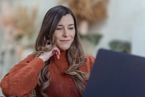 Free Smiling woman browsing laptop for remote job Stock Photo