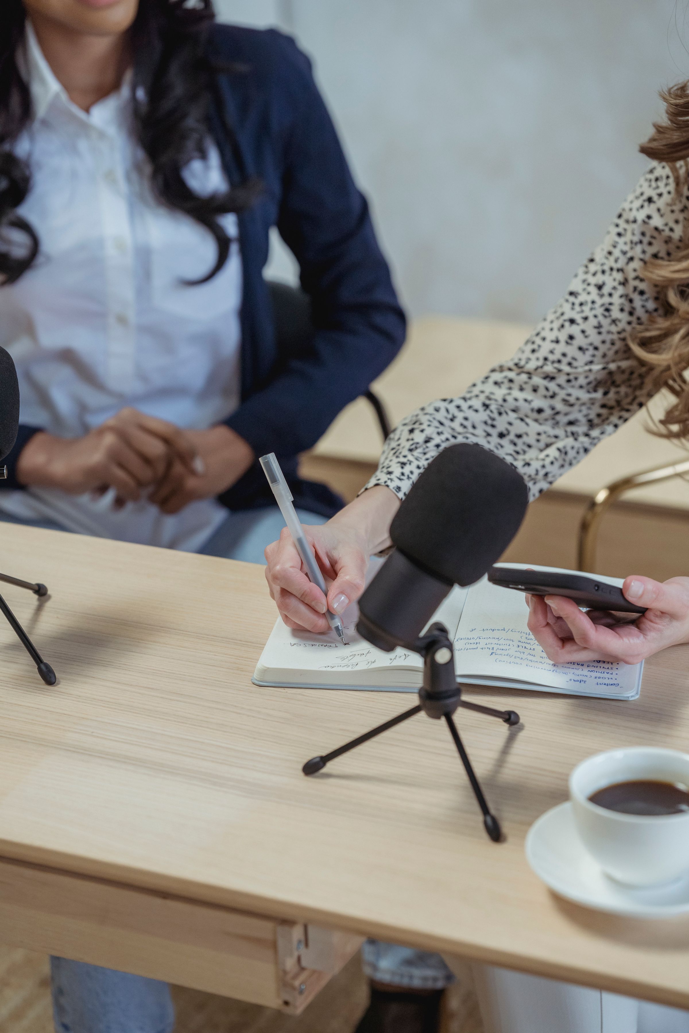 Microphones arranged for clear voice capture at a desk