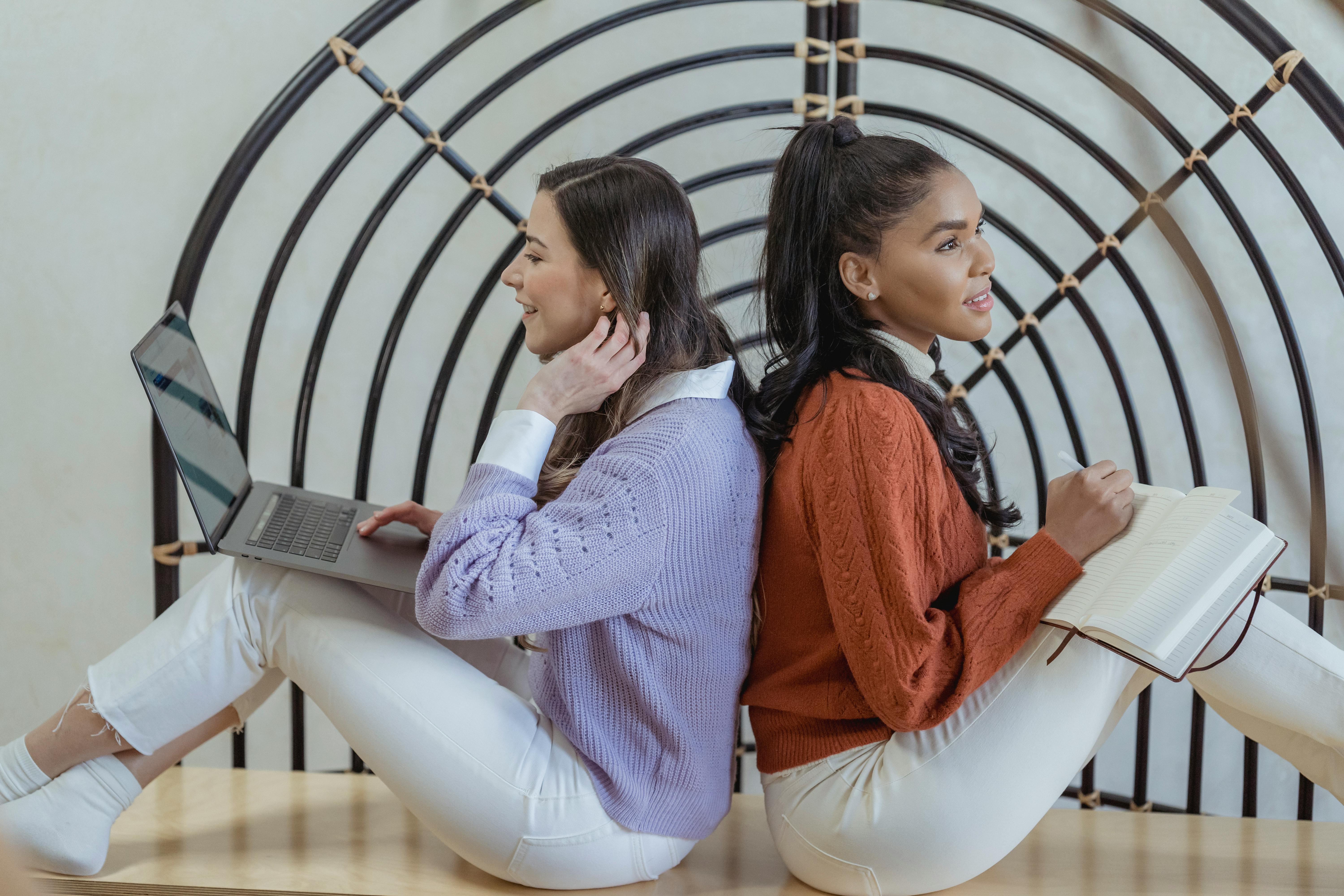 Dijitalleşen Belçika iş dünyasında teknoloji ve yenilikçi iş fırsatlarını temsil eden, modern bir ofis ortamında çalışan profesyoneller.