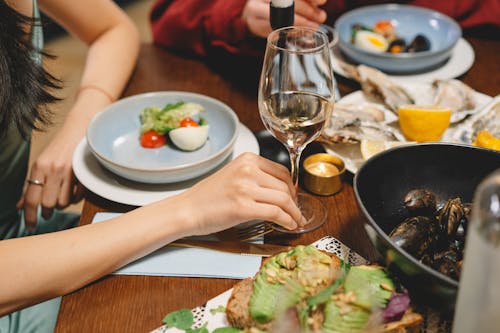 Foto stok gratis alat makan, anggur putih, gelas anggur