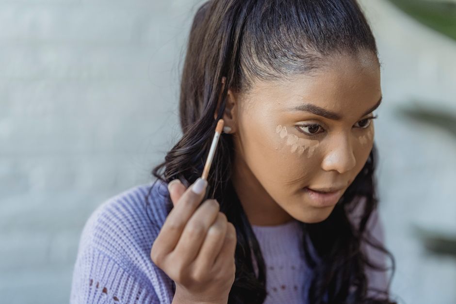 Testing concealer shades on the jawline in natural light to match skin tone and undertone - Como escolher corretivo Testing concealer shades on the jawline in natural light to match skin tone and undertone - Como escolher corretivo
