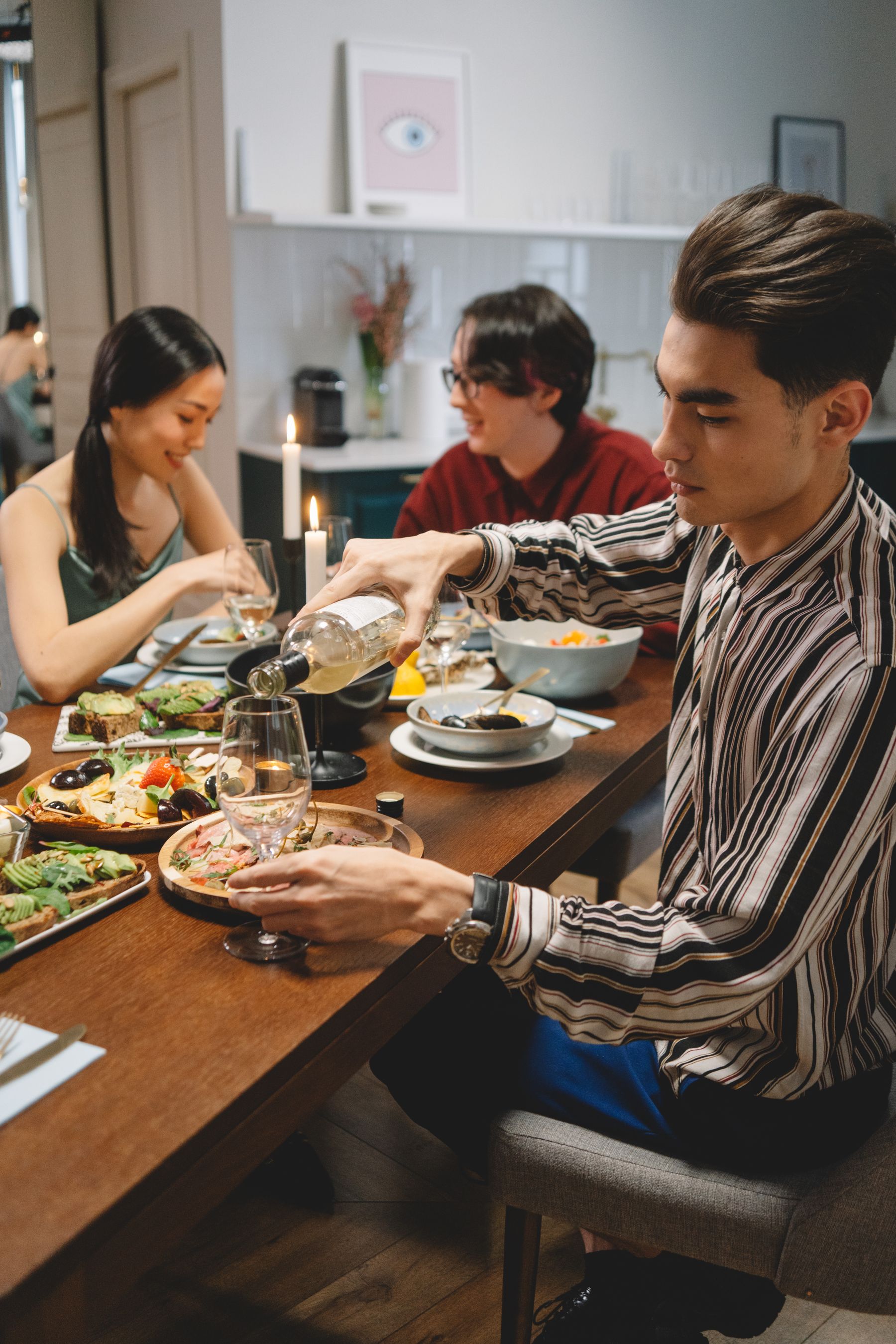 Un grupo de amigos comparte una cena en un ambiente íntimo
