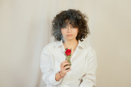 Kostnadsfri bild av blomma, håller, kaukasisk kvinna
