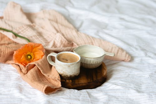 Gratis lagerfoto af hvidt tæppe, kaffe, kopper