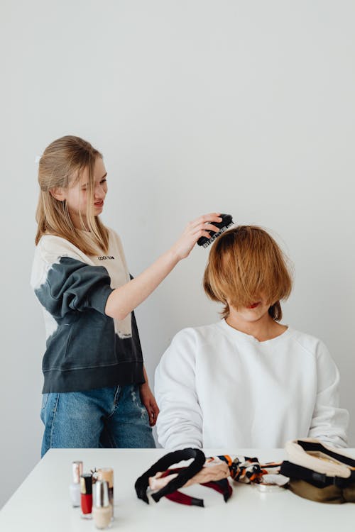 Photos gratuites de arrière-plan blanc, blond, brosse à cheveux