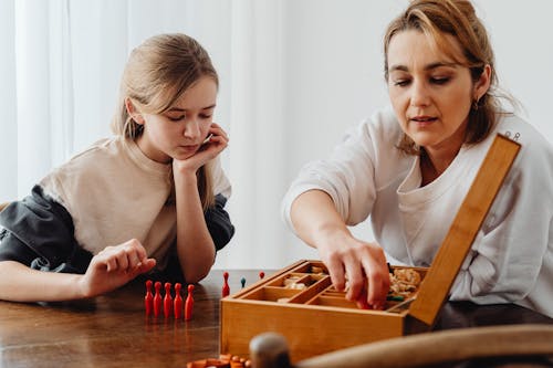 Gratis stockfoto met dochter, familie, houten doos