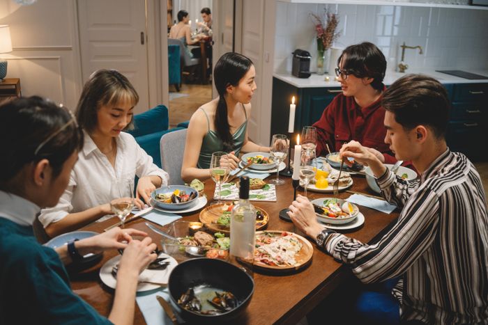 Grup discutând relaxat la cină