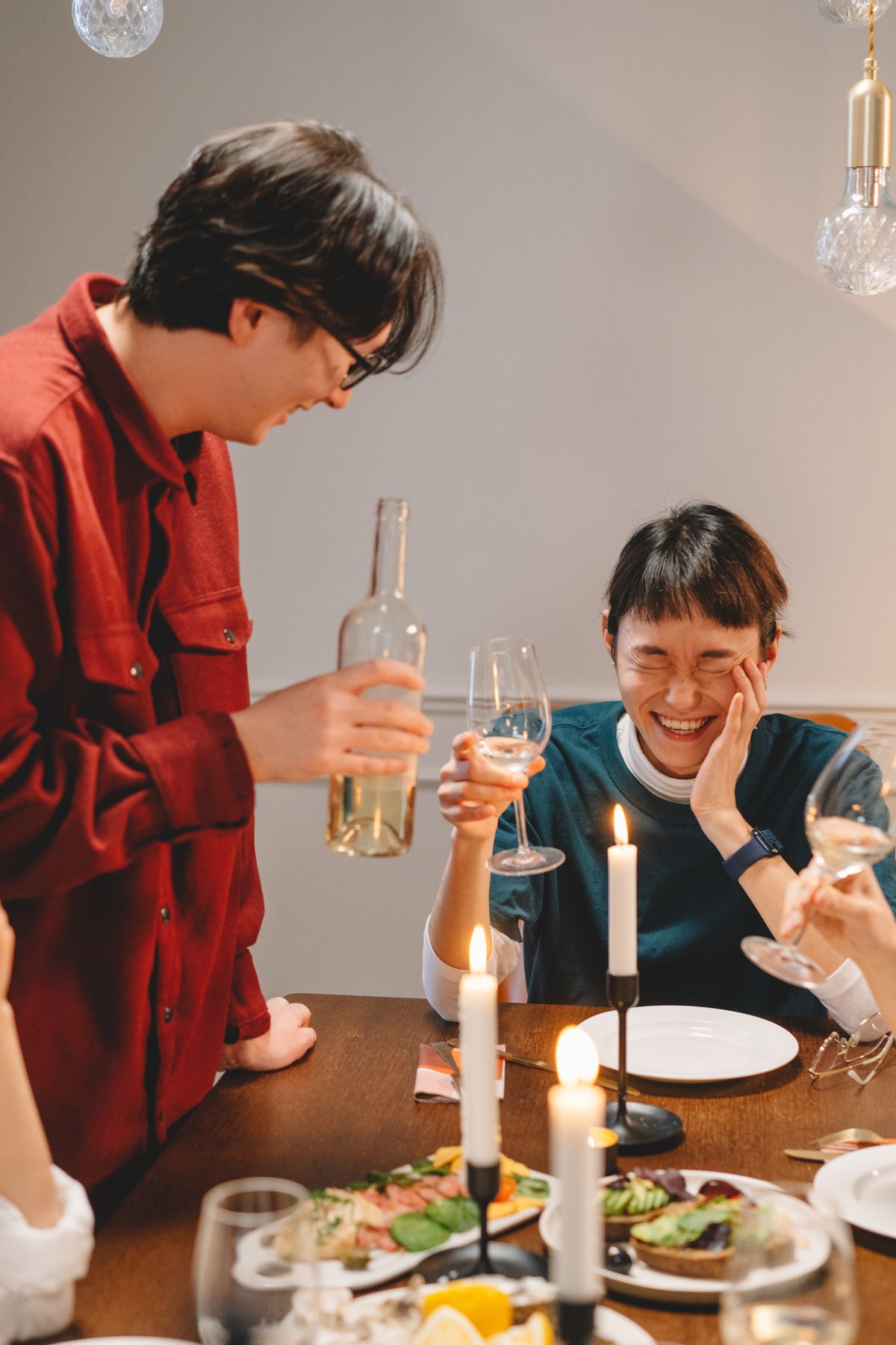 Amigos disfrutando una cena