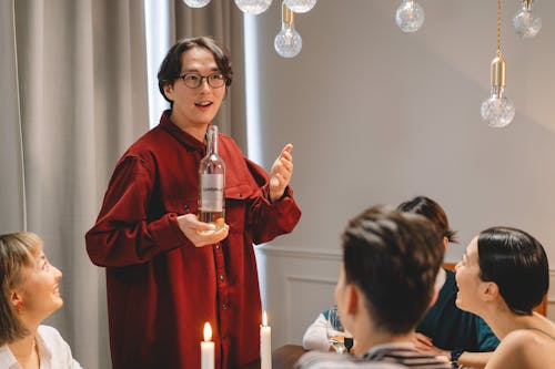 Foto profissional grátis de amigos, escutando, garrafa de vinho