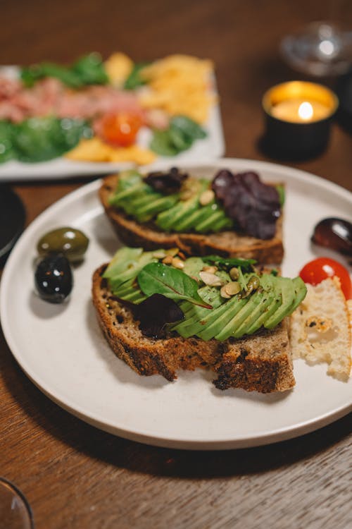 Free A Close-Up Shot of Avocado Toast on a Plate Stock Photo