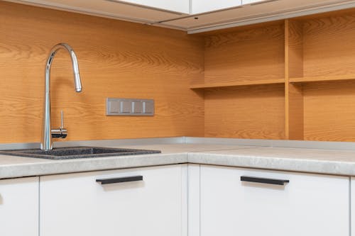 Free Cabinet with tap above sink in contemporary kitchen Stock Photo