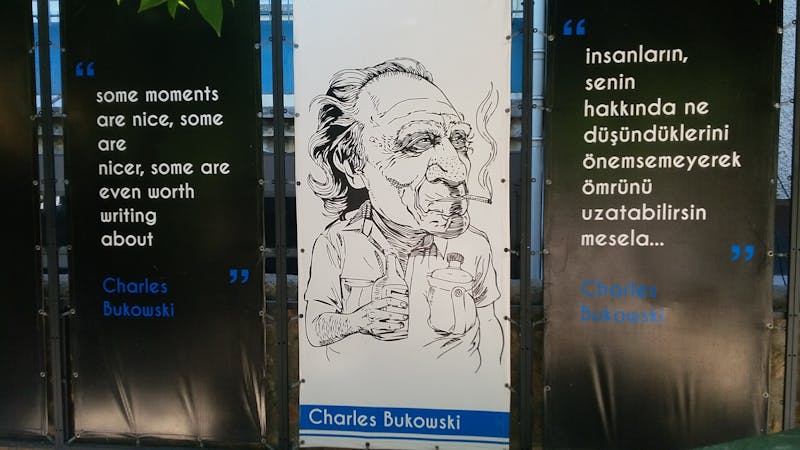 Detaliu apropiat al unei lucrări de caligrafie pe pergament