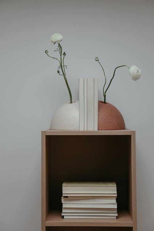 Foto stok gratis bookend, bunga putih, dekorasi