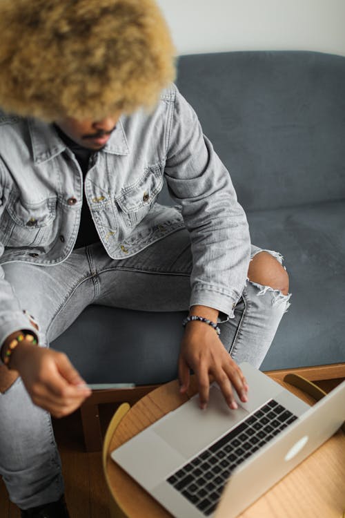 Gratis stockfoto met afro haar, Afro-Amerikaanse man, computer