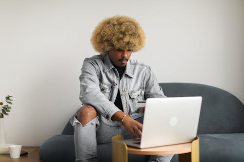 Gratis arkivbilde med afrikansk-amerikansk mann, afro, bærbar datamaskin