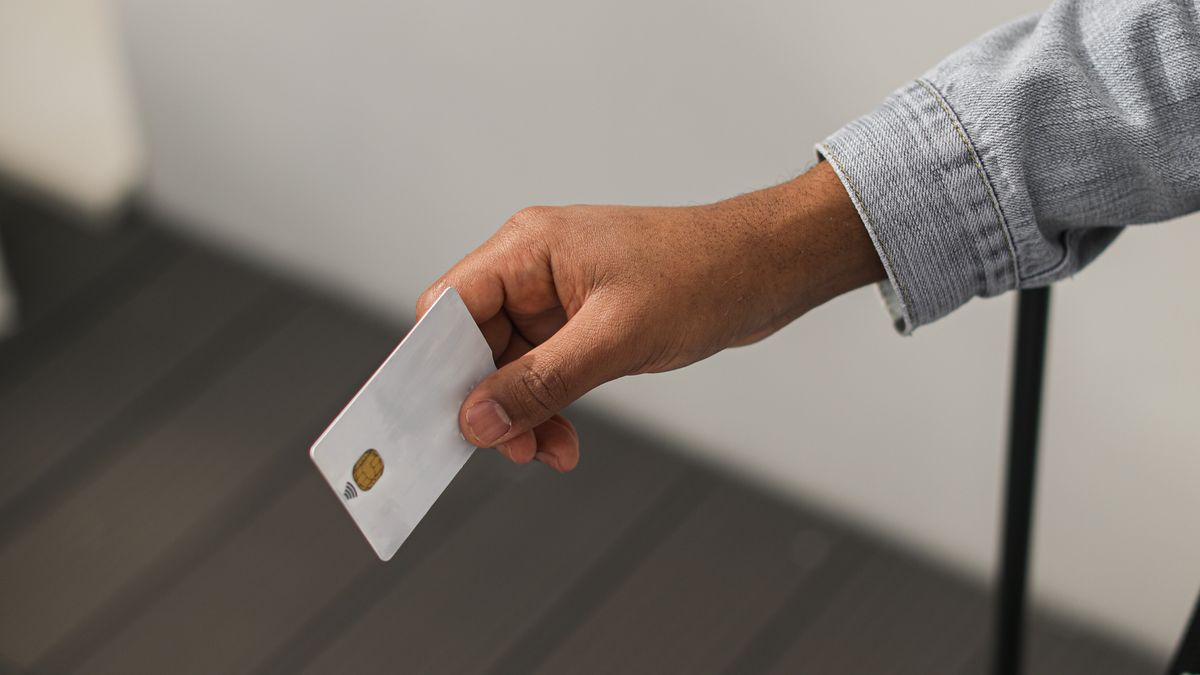 Ordinateur portable et factures d abonnements sur une table