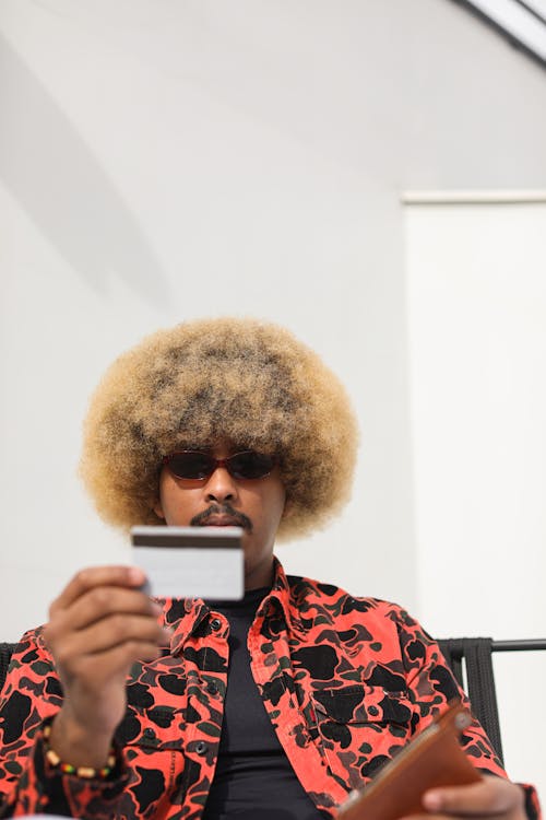 Darmowe zdjęcie z galerii z afro amerykanin, blond, karta bankowa