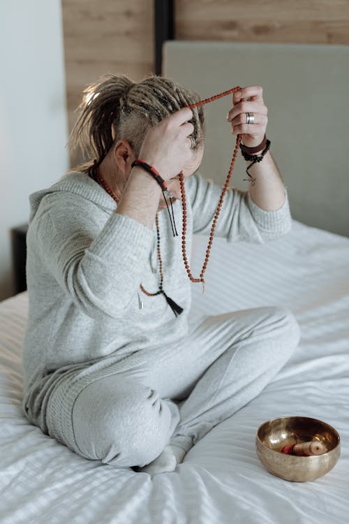 Free A Man Using Beads in Meditation Stock Photo
