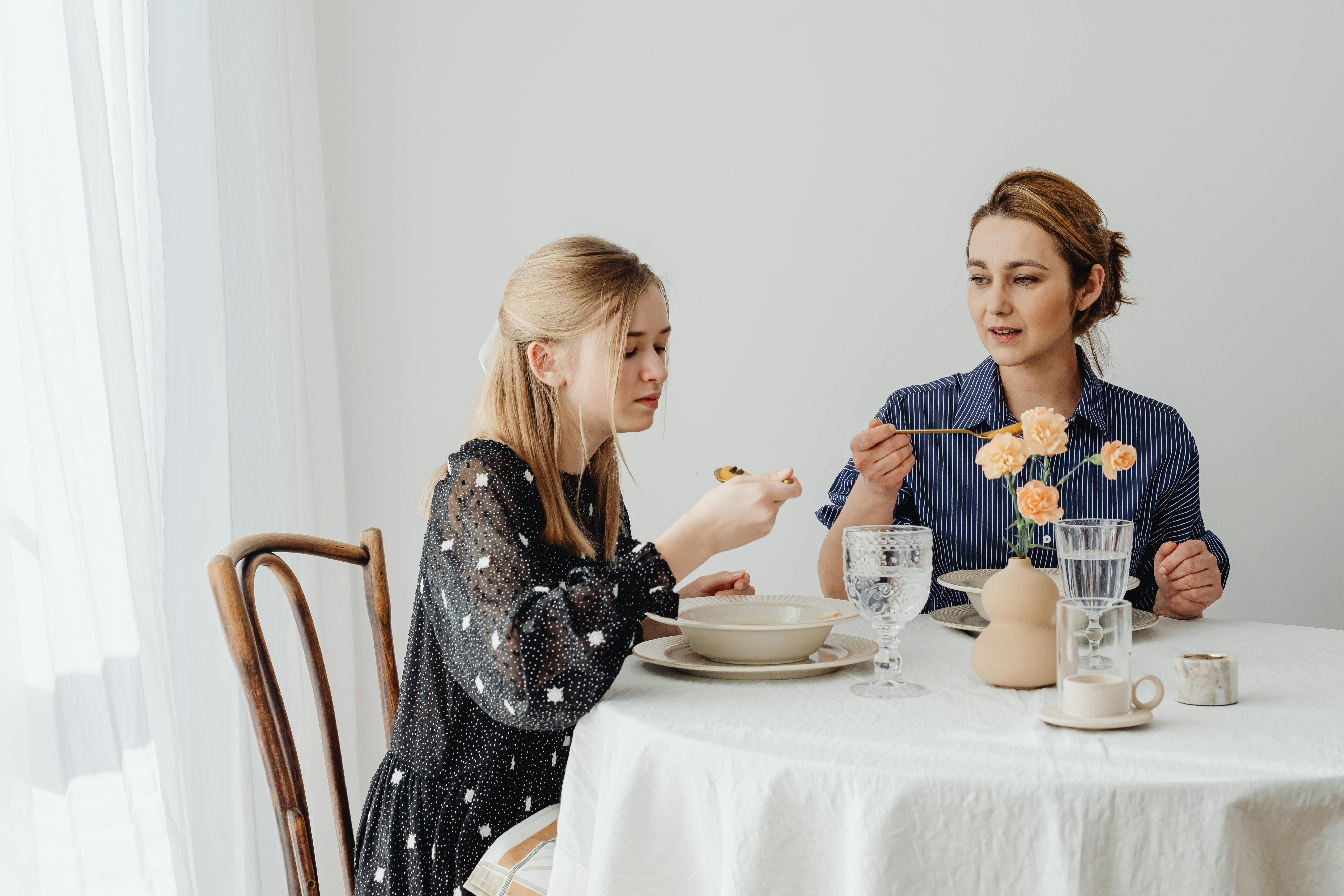 Women in space and meal planning for space travel — Photo by www.kaboompics.com on Pexels