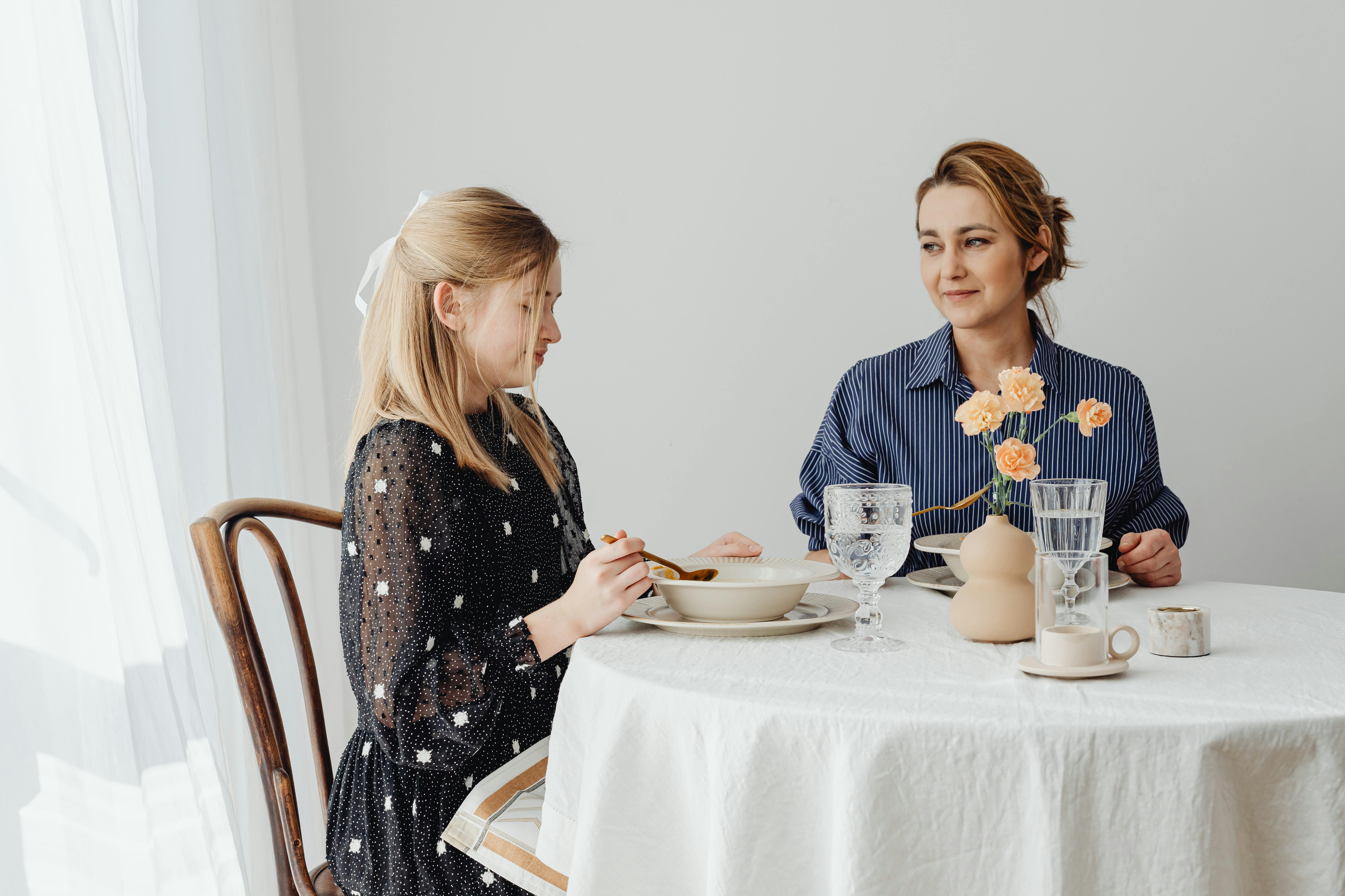 Women in space and meal planning for space travel — Photo by www.kaboompics.com on Pexels
