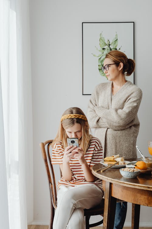 Gratis lagerfoto af ansigtsudtryk, bekymret, familie