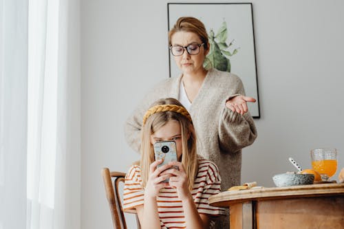 aile, akıllı telefon, anne içeren Ücretsiz stok fotoğraf