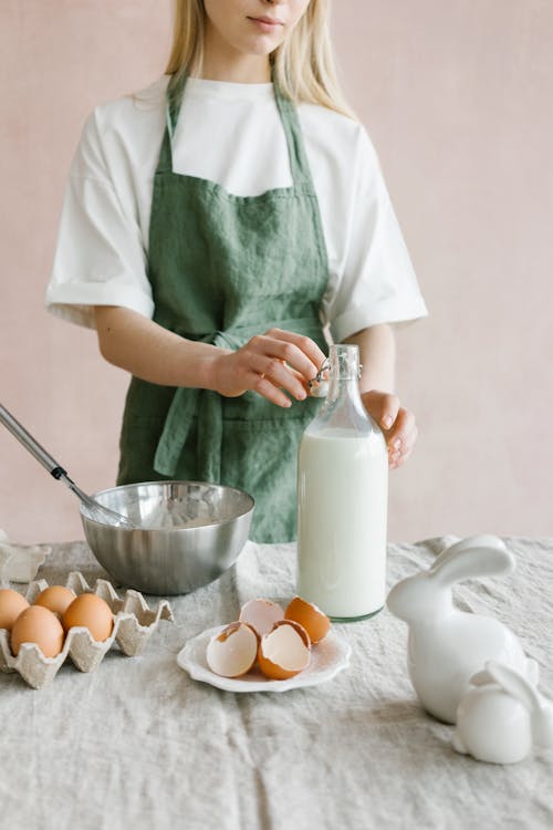 Photos gratuites de bol en acier inoxydable, bouteille en verre, chemise blanche