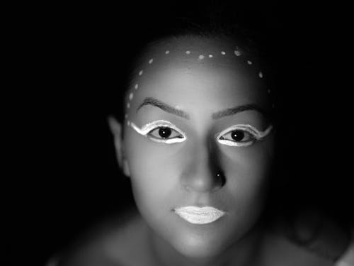Bezpłatne Darmowe zdjęcie z galerii z czarne tło, czarno-biały, kobieta Zdjęcie z galerii