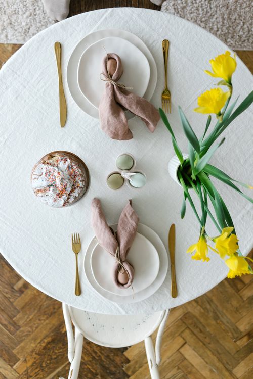 Free Top view of a stylish table setting with daffodils and cake, ideal for spring gatherings. Stock Photo