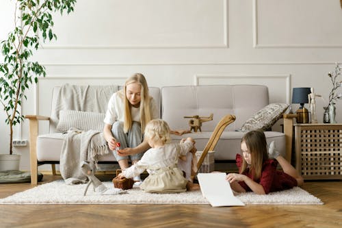 Photos gratuites de canapé, du temps en famille, être assis