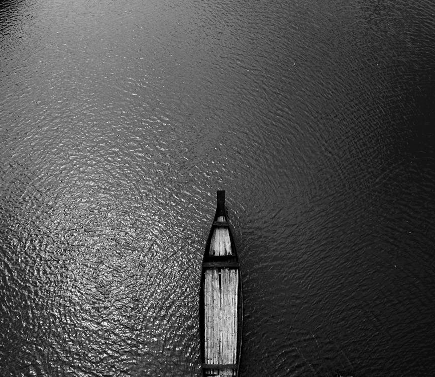 水域の空中写真黒い木製の手漕艇