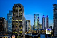 菲律宾帕西格市的摩天大楼在夜间发光，展现了现代建筑的风采