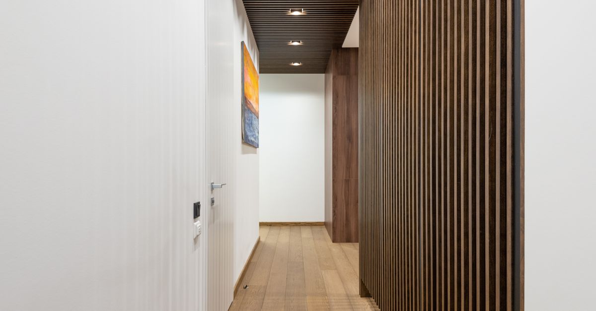 Narrow corridor with wooden partitions · Free Stock Photo