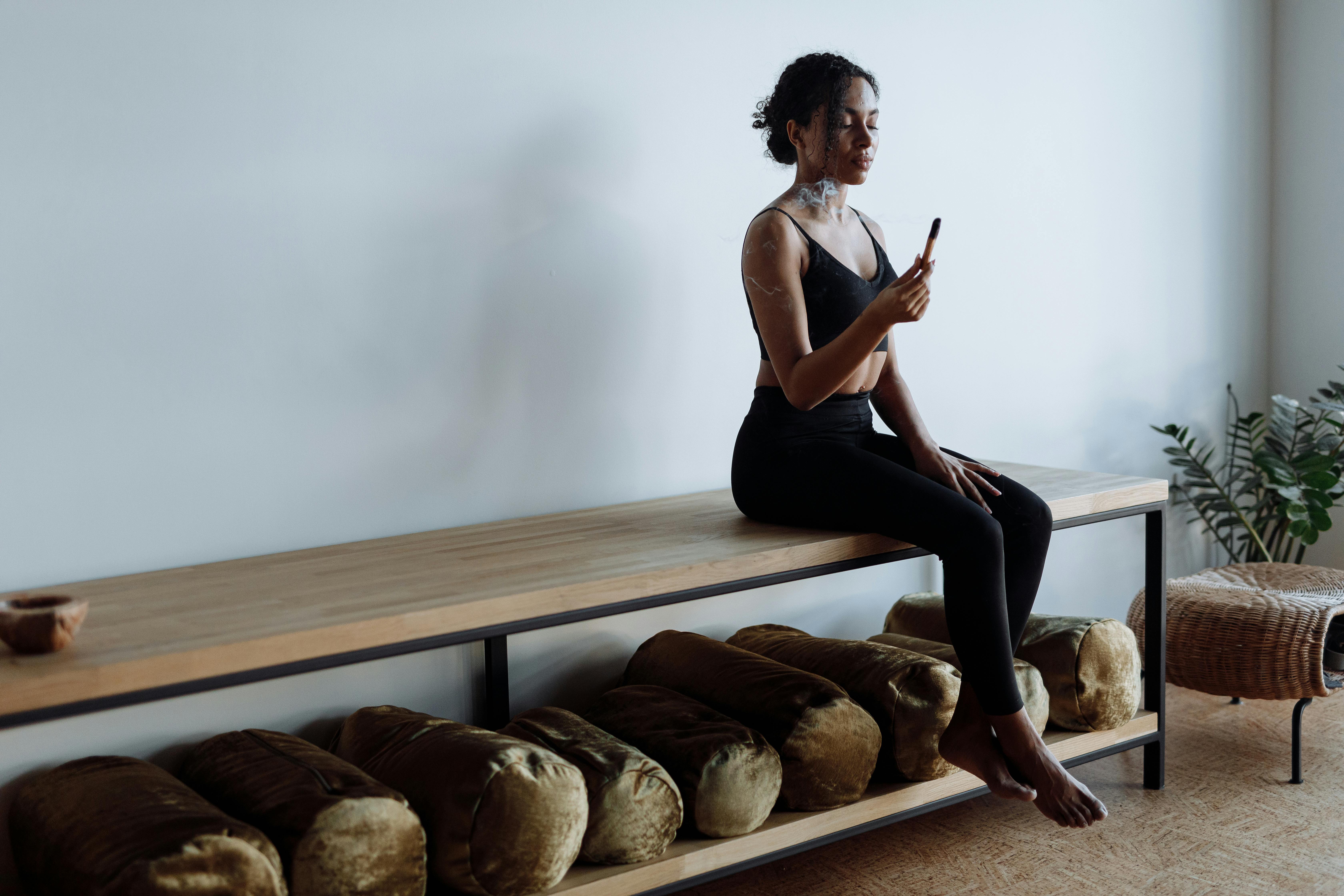 Dans le domaine du Reiki, de nombreuses <b>idées reçues</b> circulent, obscurcissant souvent la compréhension réelle de cette pratique. Il est impératif de démystifier ces idées pour permettre une appréciation transparente et éclairée du Reiki. Premièrement, le Reiki n&rsquo;est pas simplement une pratique de guérison énergétique; il englobe un ensemble de <i>techniques</i> visant à promouvoir l&rsquo;équilibre et le bien-être général. Il est également essentiel de clarifier que le Reiki ne prétend pas se substituer à la médecine conventionnelle, mais vise à travailler en <b>complémentarité</b> avec elle.</p><p>Une autre idée fausse courante est que le Reiki est lié à une <b>religion</b> ou une croyance particulière. En réalité, le Reiki est une pratique laïque et accessible à tous, indépendamment de leur système de croyance ou de leurs convictions religieuses. Cette ouverture contribue à sa <i>universalité</i> et à son adoption dans divers contextes, tels que les hôpitaux et les centres de bien-être.</p><p>La relation entre la <b>science</b> et le Reiki est souvent scrutée avec scepticisme. Cependant, il est crucial de noter que plusieurs études ont exploré l&rsquo;impact du Reiki, notamment dans la gestion du stress et de l&rsquo;anxiété. Bien que le Reiki soit une pratique ancienne, l&rsquo;intérêt scientifique croissant qu&rsquo;il suscite contribue à une <i>exploration</i> plus approfondie de ses mécanismes et de ses effets.</p><p>Face au scepticisme, il convient de se rappeler que le Reiki se concentre sur le flux d&rsquo;énergie, un concept qui, bien que non toujours facilement mesurable ou quantifiable, joue un rôle essentiel dans la <b>préservation</b> de l&rsquo;équilibre et de la santé. Les praticiens du Reiki encouragent une approche ouverte, permettant une <i>évaluation</i> basée sur les expériences individuelles et les bénéfices ressentis.</p><p>Les critiques du Reiki proviennent souvent de malentendus ou d&rsquo;une méconnaissance de la pratique. Il est donc crucial d&rsquo;offrir des réponses éclairées et basées sur des <b>faits</b> et des témoignages. Par exemple, en ce qui concerne la transmission de l&rsquo;énergie, il est essentiel de comprendre que les praticiens du Reiki fonctionnent comme des canaux pour faciliter le flux d&rsquo;énergie universelle, plutôt que de transmettre leur énergie personnelle.</p><p>De plus, il est important de souligner que les sessions de Reiki visent à être des expériences sécurisées et <b>bienveillantes</b>, où le consentement et le confort du receveur sont toujours prioritaires. Cette clarification peut aider à dissiper les <i>craintes</i> et à encourager une exploration plus confiante du Reiki comme outil de bien-être.</p><p> » /><br />
Le domaine du Reiki, bien qu&rsquo;étant une pratique spirituelle et thérapeutique remarquable, n&rsquo;est pas exempt de controverses et de critiques. Une des discussions prédominantes concerne la <b><a href=