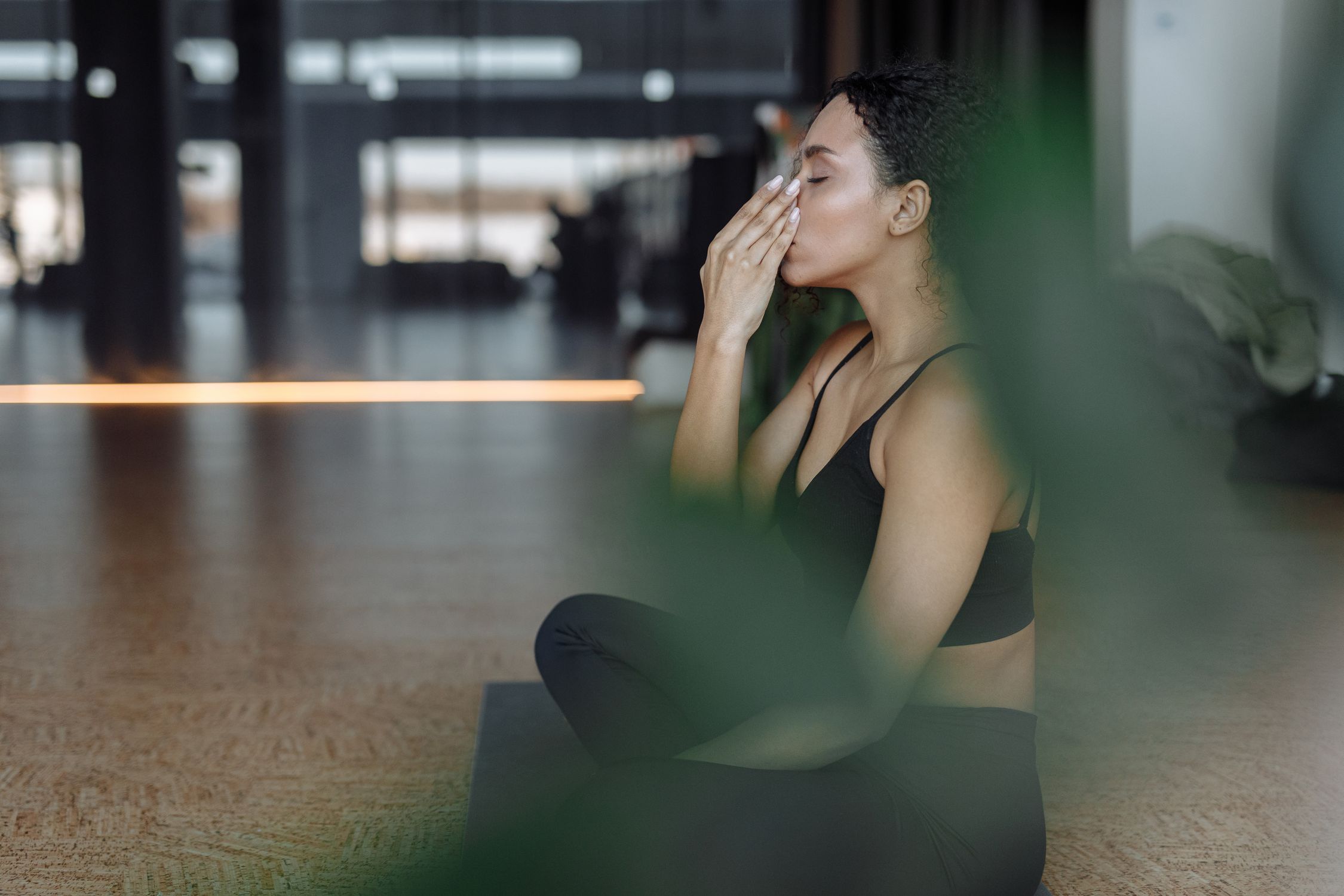 Mulher praticando meditação e atenção plena para ativação do sistema nervoso parassimpático e relaxamento profundo