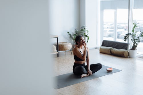 Fotos de stock gratuitas de colchoneta de yoga, concentrándose, meditando