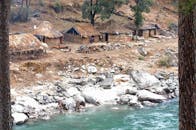 沿着印度河岸探索拥有传统小屋和宁静环境的乡村生活方式