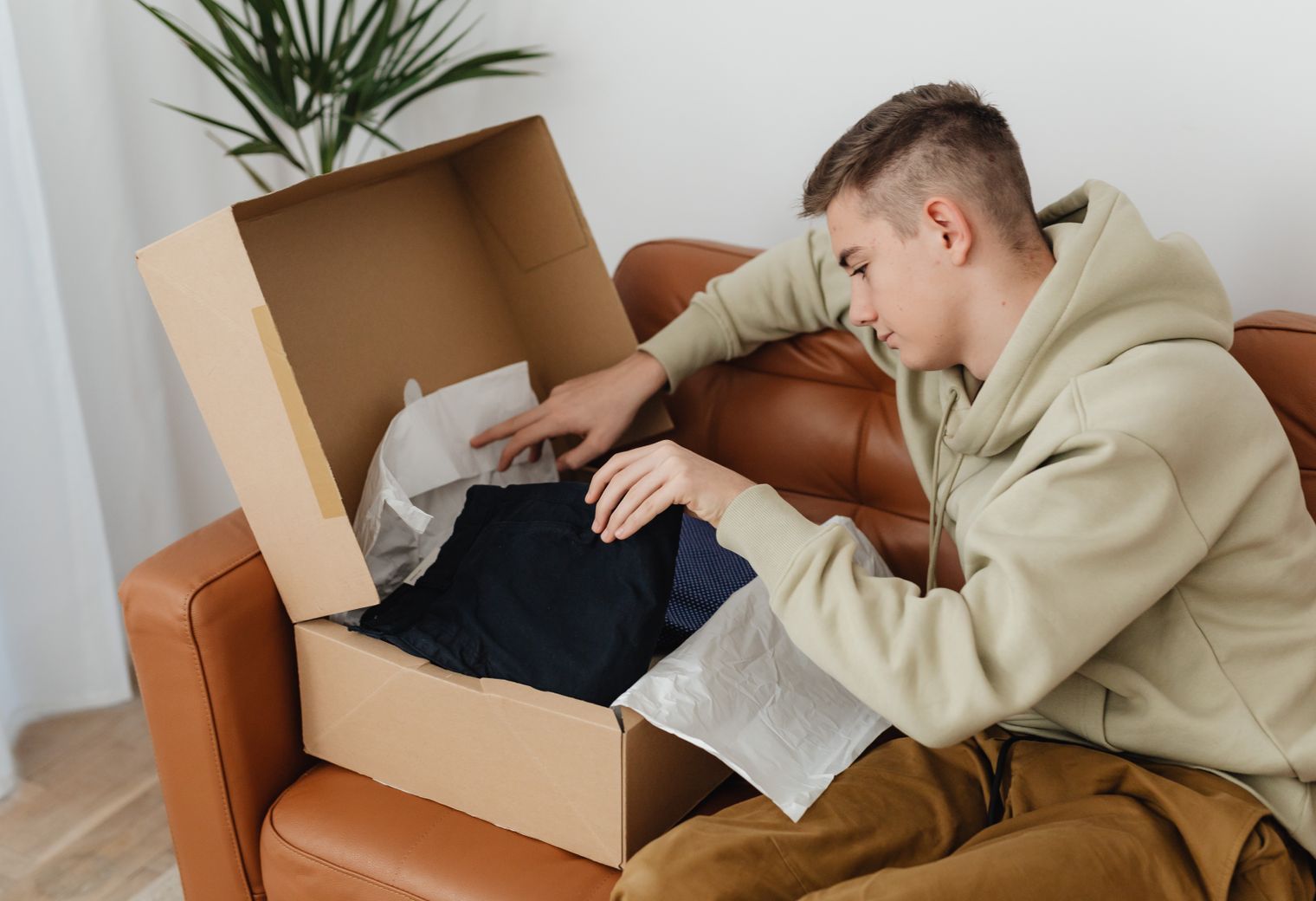 Aperfield — movers carrying boxes for a flat move