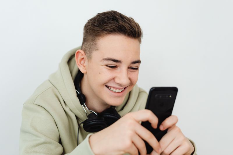 Ilustracija tinejdžera koji koristi pametni telefon