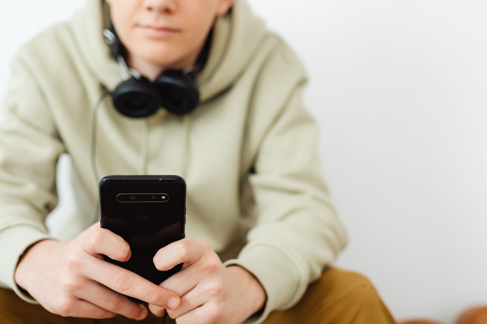 Jools' mother wants social media age raised to 16