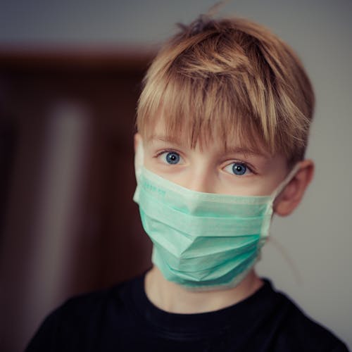 Kostenlos Junge, Der Chirurgische Maske Trägt Stock-Foto