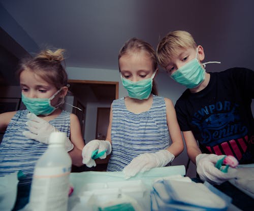 Drie Kinderen Die Gezichtsmaskers Dragen