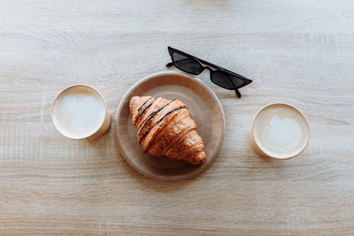Foto stok gratis croissant, fotografi makanan, kacamata hitam