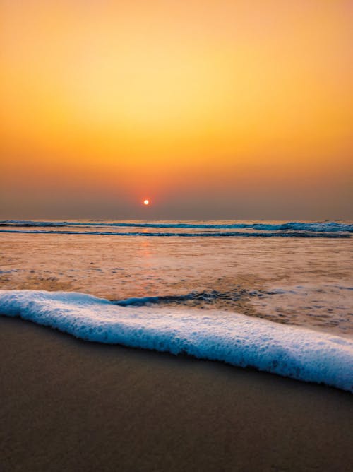 Бесплатное стоковое фото с берег моря, вертикальный выстрел, восход