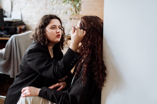 Maquillaje compartido entre amigas en Maracaibo