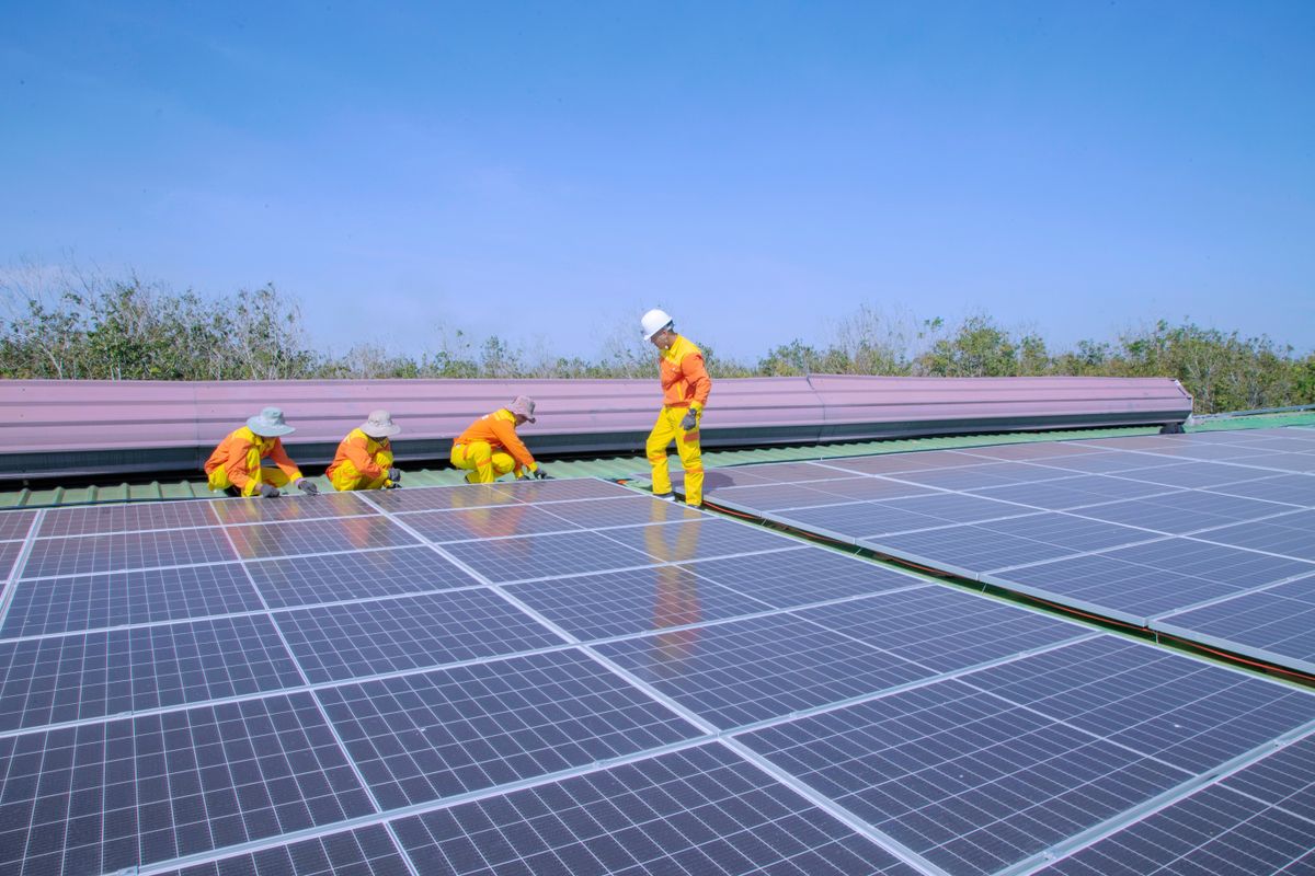 Equipo técnico trabajando en una instalación solar