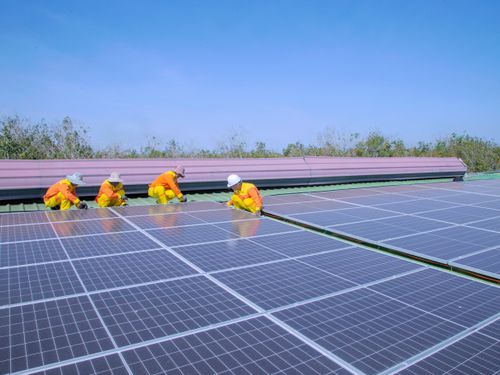 Técnicos instalando painéis solares