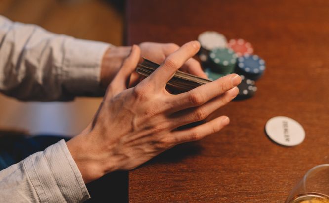 Online Spielautomaten mit verschiedenen Symbolen und Walten