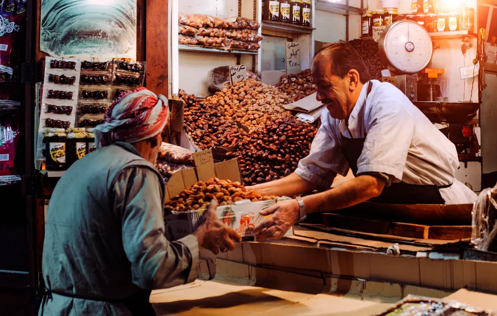 Dattes et café arabe (gahwa), signe d'hospitalité.