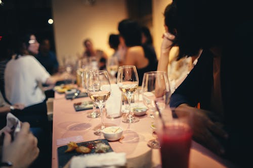 Mensen Die Wijn In Een Restaurant Hebben